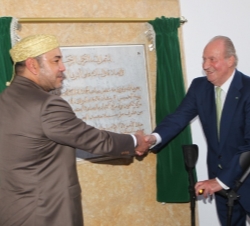 Don Juan Carlos y Mohammed VI se saludan tras descubrir una placa conmemorativa de la inauguración del Centro de Formación e Inserción de Jóvenes de B